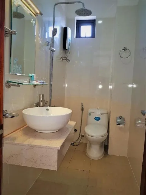 Bathroom of a Deluxe Garden View room with a shower and vessel basin
